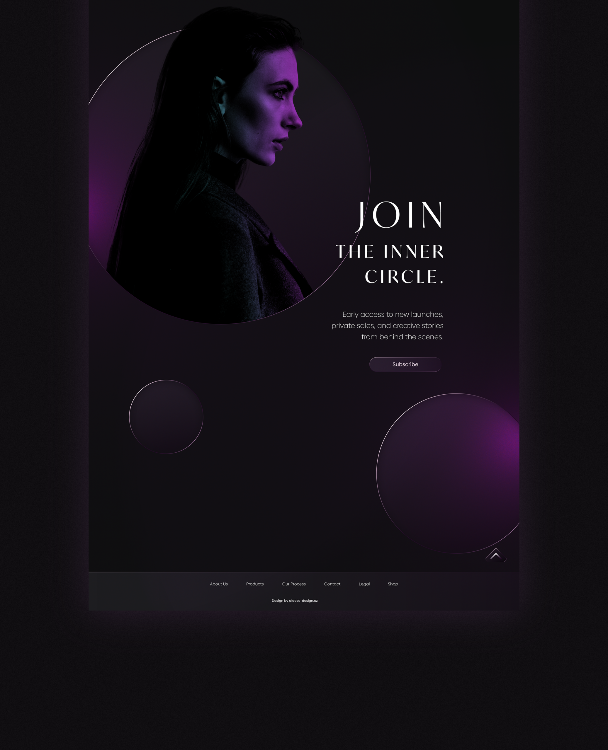 Detail webdesignu DOMINO – tmavé rozhraní s neonovými prvky a typografií – newsletter sekce.